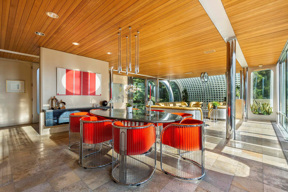 Căn bếp được thiết kế mở cùng với nội thất màu sắc mang lại cảm giác thoáng đãng nhưng không kém phần ấm cúng.