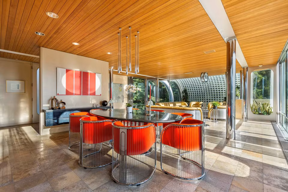 Căn bếp được thiết kế mở cùng với nội thất màu sắc mang lại cảm giác thoáng đãng nhưng không kém phần ấm cúng.