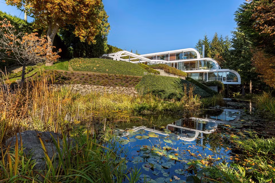 Nằm trên một sườn đồi bậc thang, dinh thự được bao quanh với nhiều cây cối và hồ nước.