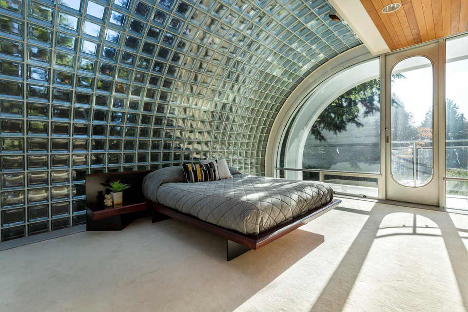Phòng ngủ với thiết kế mái vòm bằng kính độc đáo không chỉ giúp mở rộng không gian triệt để mà còn mang đến phong cách ấn tượng có một không hai.
