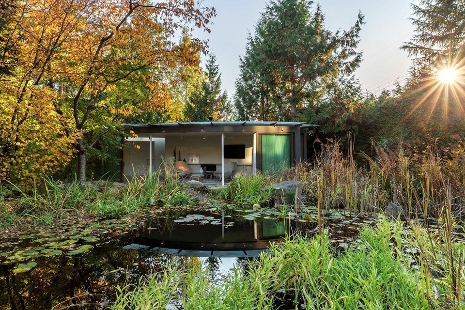 Giá 12,8 triệu USD bao gồm 1 nhà khách nhìn ra hồ nước được xây dựng 6 năm trước.