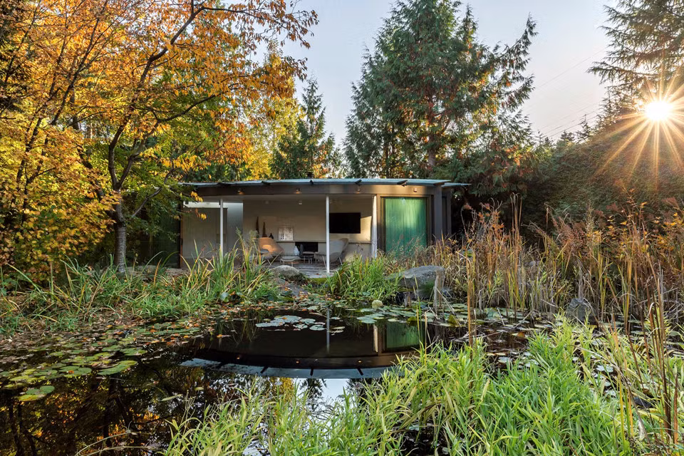 Giá 12,8 triệu USD bao gồm 1 nhà khách nhìn ra hồ nước được xây dựng 6 năm trước.