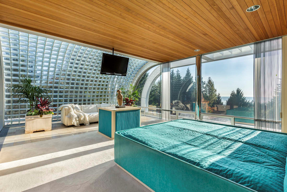 Một phòng ngủ khác của dinh thự với thiết kế mái vòm đặc trưng cùng tông xanh mát mắt.