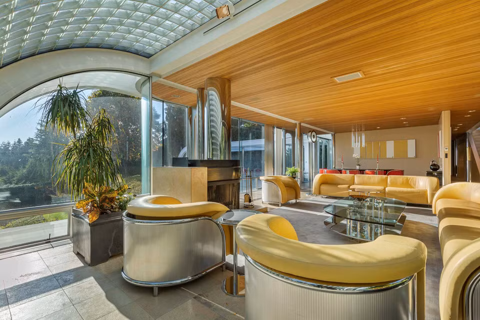 Hầu hết nội thất của căn nhà được đích thân chủ nhân - kiến trúc sư nổi tiếng người Canada Arthur Erickson, thiết kế.