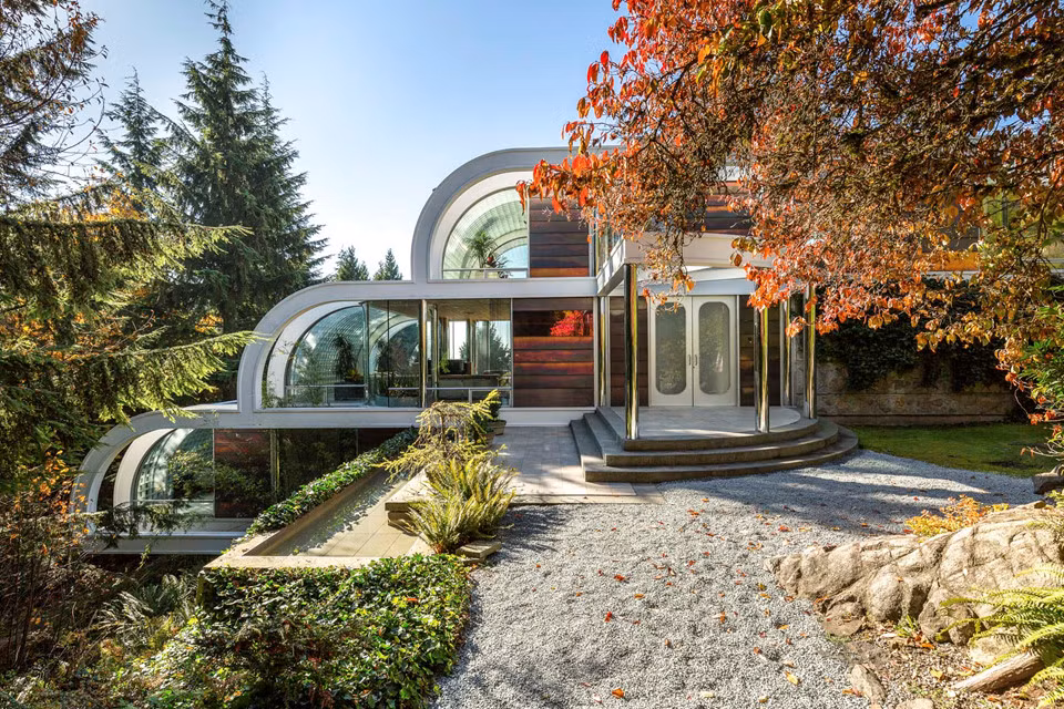 Dinh thự được xây dựng vào năm 1979 tới năm 1988 mới hoàn thành.