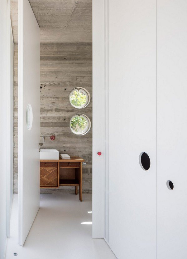 Ở tầng trên là khu vực phòng ngủ và phòng tắm, tầng hầm là nơi vui chơi, học tập của trẻ. Nội thất trong nhà mang xu hướng cổ điển, đồng thời các giá sách đều được bố trí ở mỗi tầng.