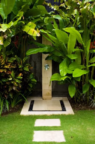 Vòi tắm đặt ở cuối khu vườn thuận tiện sau khi bạn tham gia các hoạt động thể thao hay làm vườn.