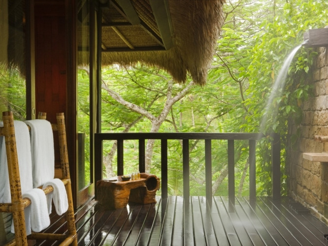 Vòi sen đặt trên bức tường đá đổ nước xuống tạo thành hơi sương giúp ngôi nhà giảm nhiệt vào những hôm trời nắng nóng.