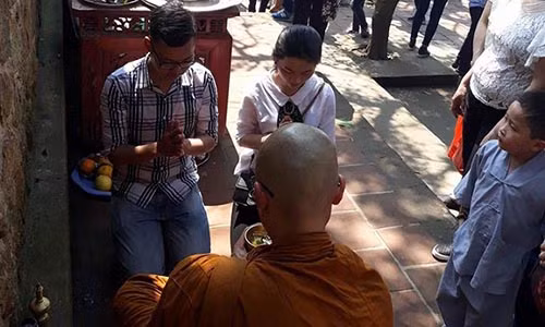 Nhà sư đọc thần chú và vẩy nước thánh (Ảnh: IT)