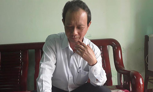 Thầy Thiện đang đọc thư học sinh.