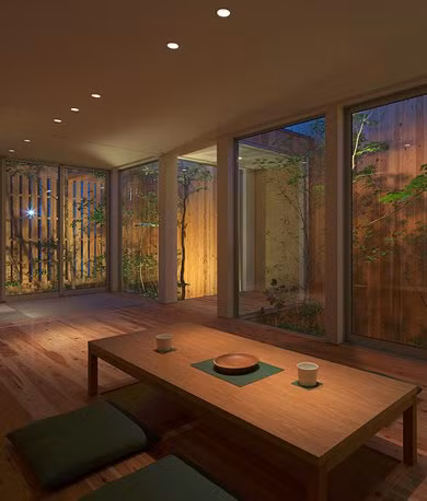 Hàng rào có bố trí khe hở giữa các miếng gỗ như những ô cửa sổ, thiết kế này giúp đảm bảo tầm nhìn cho người trong nhà ra ngoài, nhưng vẫn ngăn chặn được ánh mắt tò mò của người qua đường.