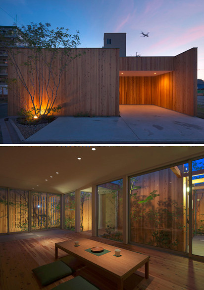 Ngôi nhà được thiết kế bởi công ty Arbol Design, đây là một ý tưởng táo bạo khi sử dụng một bức tường bằng gỗ tuyết tùng cao bao quanh cả căn nhà như môt hàng rào bảo vệ. Thế nhưng, điểm độc đáo của kiến trúc này đó chính là đã tạo ra một khoảng sân nhỏ thông thoáng, ngập tràn sắc xanh giữa ngôi nhà và hàng rào.