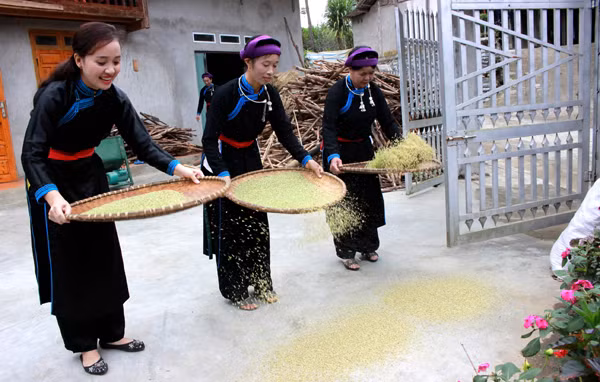 Sàng sảy tách vỏ trấu để lấy hạt cốm.