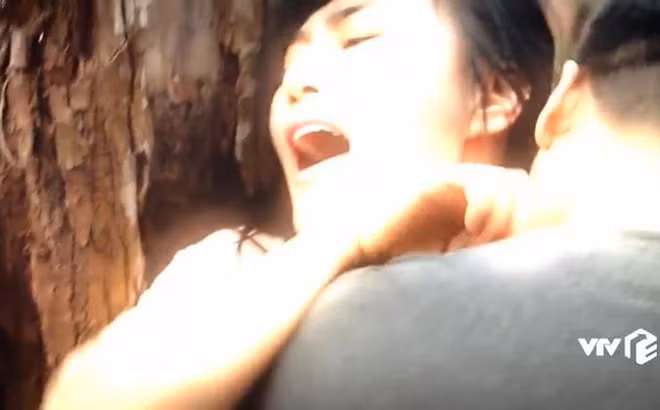 Trong số đó, vai người cha dượng của Quỳnh bị khán giả khinh ghét và căm phẫn nhất. Đây là gã đê tiện đã nhiều lần cưỡng hiếp và bày mưu kế để mẹ hiểu lầm và đẩy cô ra khỏi nhà. Cũng chính người này đã khiến Quỳnh lưu lạc không chốn dung thân, gặp hết biến cố này đến biến cố khác, bị bắt đem bán rồi cuối cùng rơi vào cảnh đường cùng không lối thoát, phải bán dâm. Tại động thiên thai, Quỳnh bị coi như một món hàng, chịu sự đau đớn cả về thân xác lẫn tinh thần.