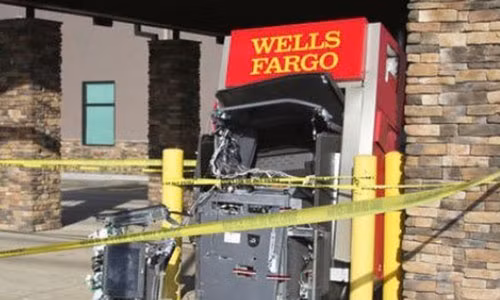 Hiện trường vụ người đàn ông đấm cây ATM ở Mỹ.