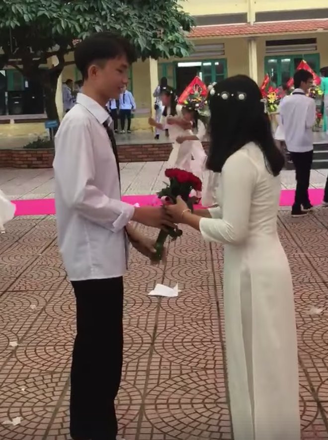 To tinh trong ngay khai giang, nam sinh nhan ket ngot ngao