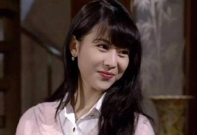 Khuôn mặt trái xoan, làn da trắng, các đường nét thanh tú của Thái Thiếu Phân lúc trẻ được khen là bỏ xa các tiểu hoa bây giờ.