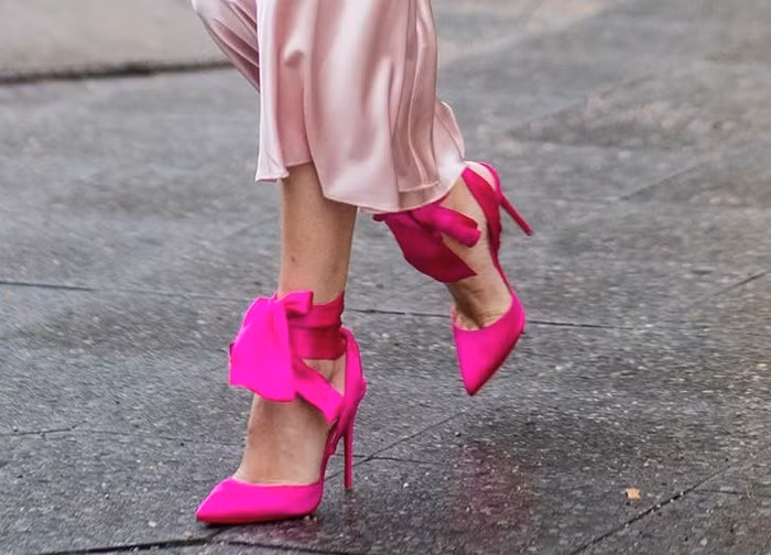 Sư Tử (23/7 – 22/8): Giày cao gót buộc nơ Nàng Sử Tử thích trở thành trung tâm của mọi sự chú ý. Giày cao gót buộc nơ xinh xắn sẽ không làm bạn thất vọng.