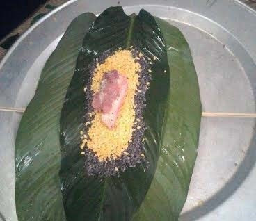 Khác với các loại bánh chưng xanh, bánh gấc, bánh chưng đen không bị nóng cổ, nóng bụng vì tro nếp đã khử mùi chua, độ nóng của gạo nếp Sau khi đăng tải câu chuyện trên đã thu hút sự chú ý của dân mạng.