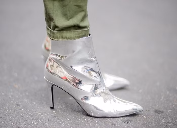 Bảo Bình (20/1- 18/2): Boots ánh kim Cô nàng Bảo Bình yêu thích phong cách thời trang hiện đại và sành điệu. Đôi boots ánh kim nổi bật sẽ là vũ khí giúp bạn luôn nổi bật mọi lúc, mọi nơi.