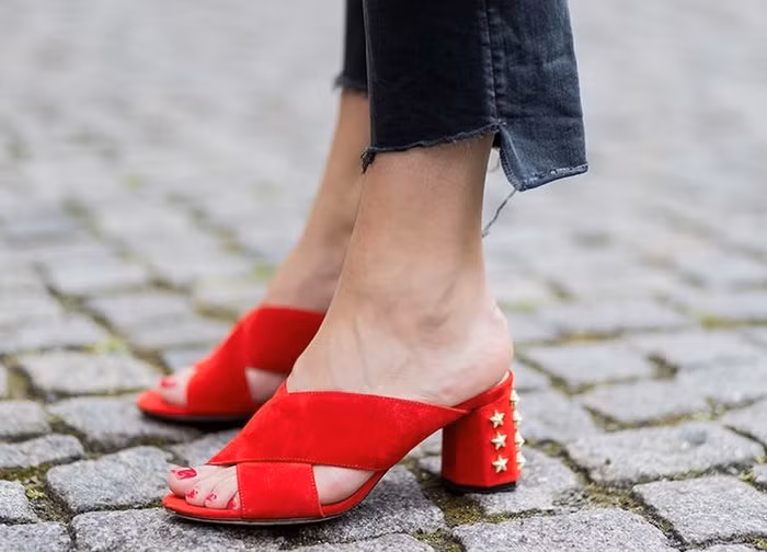 Thiên Bình (23/9- 22/10): Giày mule cao gót Thiên Bình là cô gái điệu đà, nữ tính chính hiệu. Giày mule cao gót sẽ làm vừa lòng bạn.