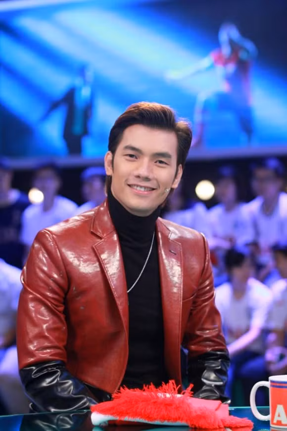 Nam diễn viên được khán giả biết tới qua bộ phim "Đường đua" của đạo diễn Nguyễn Khắc Huy. Anh bắt đầu "tấn công" sân khấu hài trong những năm gần đây. Đặc biệt Nhan Phúc Vinh còn chăm chỉ tham gia các game show để khán giả biết tới mình nhiều hơn. Bộ phim hài "Cô Thắm về làng" hồi đầu năm 2017 khiến anh được nhiều người ưa thích vì ngoại hình điển trai và khả năng diễn xuất ở mức ổn.