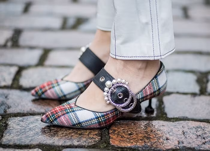 Song Ngư (19/2 – 20/3): Giày gót thấp kẻ caro Sáng tạo bất tận của nàng Song Ngư là không ai sánh kịp. Do đó, họ thích hợp với đôi giày gót thấp kẻ caro thanh lịch.