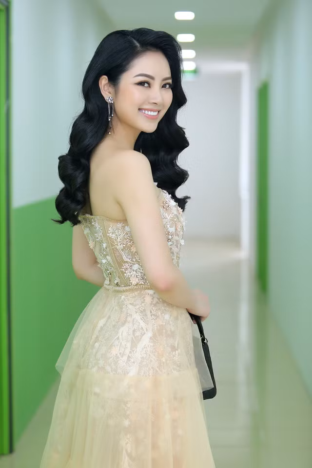 Hoa hau Ngoc Anh chia tay ban trai dai gia vi qua suc chiu dung