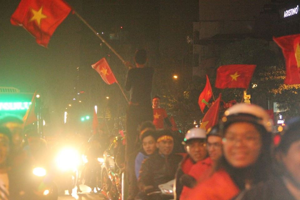 Không khí náo nhiệt trên từng cung đường.