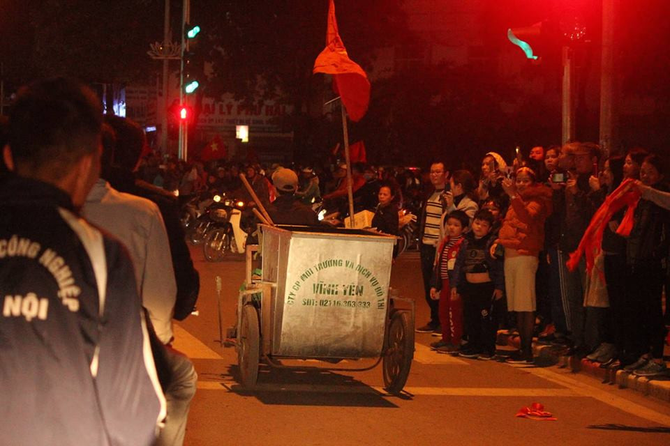 Có cổ động viên vui mừng quá mức đến... mang thùng rác ra chặn giữa đường.