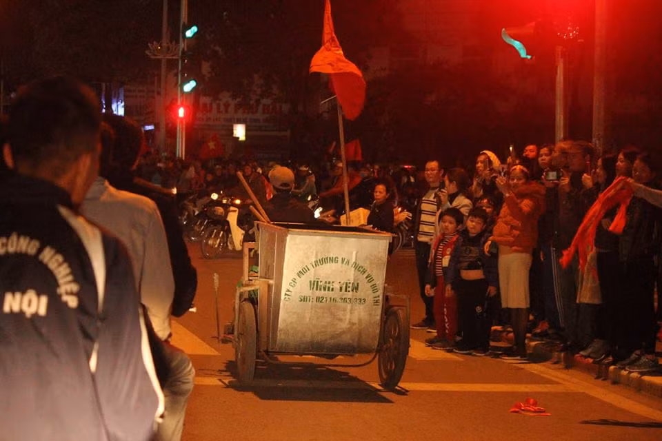 Có cổ động viên vui mừng quá mức đến... mang thùng rác ra chặn giữa đường.