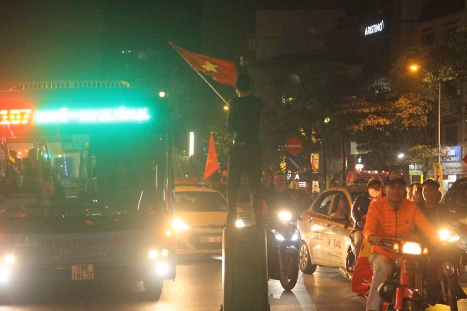 Hàng nghìn người "đi bão" trong đêm mừng đội tuyển Việt Nam vô địch.