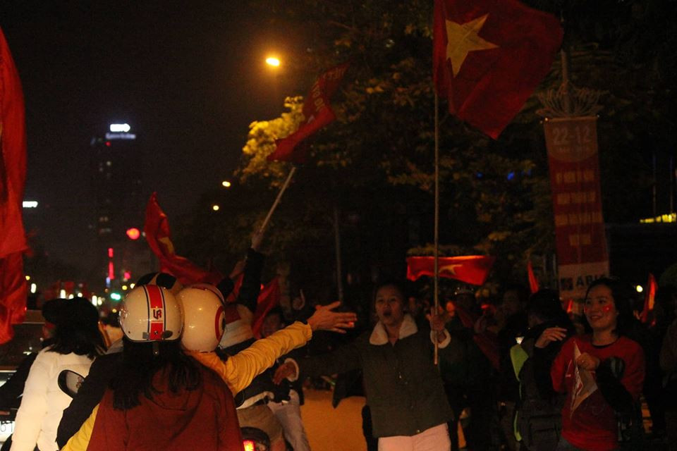 Ai cũng tay bắt mặt mừng và vô cùng hoan hỷ, nụ cười thường trực trên môi.