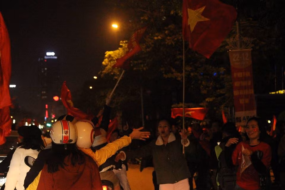 Ai cũng tay bắt mặt mừng và vô cùng hoan hỷ, nụ cười thường trực trên môi.