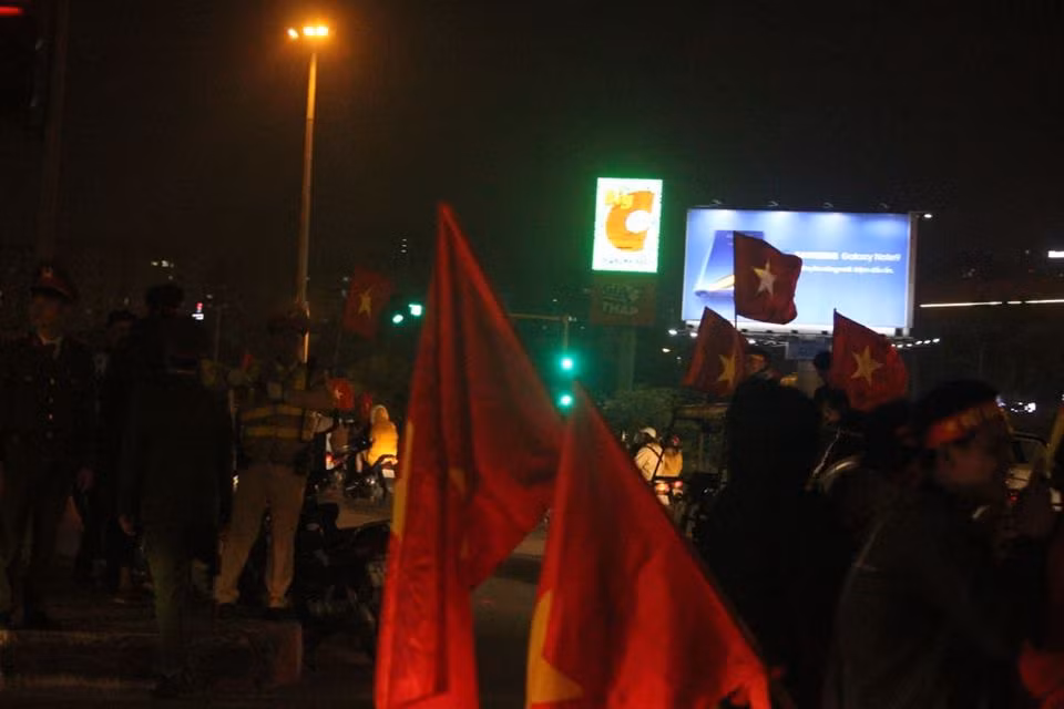 Không khí ở Hà Nội lúc này vô cùng náo nhiệt. Đội tuyển Việt Nam đã có trận đấu vô cùng xuất sắc. Cờ đỏ sao vàng tung bay khắp các ngả đường.