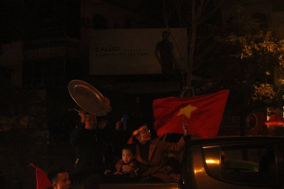 Cổ động viên lái cả xe rác, mang chậu, xong, mâm, trống ra khắp các ngả đường ở Hà Nội ăn mừng chiến thắng.