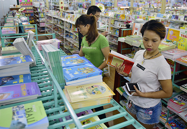 Trên kệ sách chỉ còn lèo tèo vài quyển sách đầu cấp tiểu học.