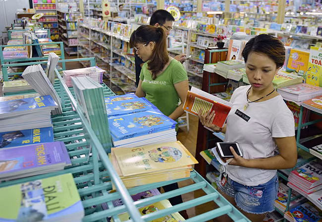 Trên kệ sách chỉ còn lèo tèo vài quyển sách đầu cấp tiểu học.