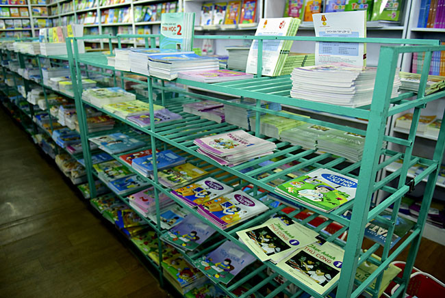 Qua khảo sát của phóng viên, sách dành cho các lớp đầu cấp như lớp 1, lớp 6, lớp 10 đều thiếu hụt các đầu sách như: Ngữ văn, Vật lý, Sinh học, Tiếng Anh, Giáo dục công dân, Lịch sử...