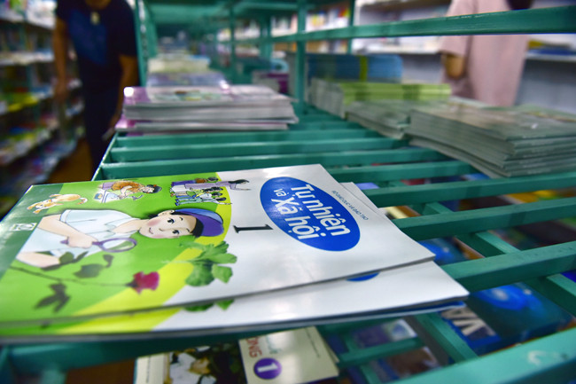 Theo một số nhân viên bán hàng, sách giáo khoa theo bộ đã hết từ lâu, hiện chỉ còn bán sách lẻ, nhưng hiện sách lẻ cũng không còn đủ danh mục.