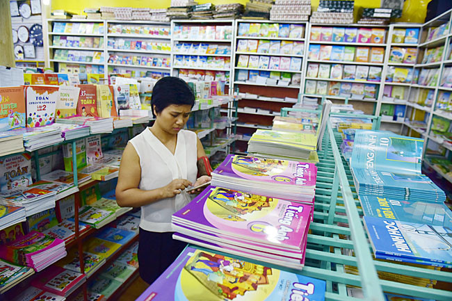 Nhiều phụ huynh cho biết, sách ở cấp tiểu học hiện tại không thể dùng cũ lại bởi hầu hết sách in theo nội dung trắc nghiệm chỉ dùng một lần.