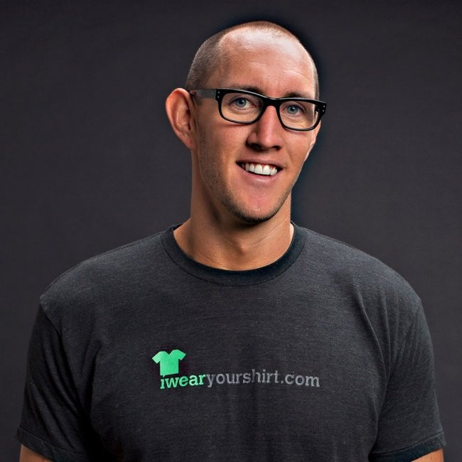 Mặc áo post mạng xã hội kiếm 23 tỷ đồng Jason Sadler người Mỹ đã kiếm tiền trong 5 năm qua bằng cách mặc áo phông in hình ảnh của nhiều thương hiệu khác nhau rồi đăng tải về trên phương tiện truyền thông xã hội. Vòng quảng cáo T-shirt đầu tiên của anh chỉ là 1 USD, nhưng sau đó giá tăng mạnh theo thời gian. Thấy hiệu quả, Jason Sadler đã thuê thêm 4 nhân viên mặc áo để mở rộng thêm hình thức quảng cáo này. Không chỉ kiếm được 1 triệu đô la (23 tỷ đồng), Jason còn trở nên nổi tiếng với ý tưởng tuyệt vời của mình. Trang web truyền thông hàng đầu thế giới đã viết về anh và thậm chí đã quay một bộ phim tài liệu về doanh nghiệp của Jason.