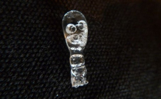 Một cục keo khô giống như đầu của Homer Simpson với giá gần 5,5 tỷ đồng Một người Anh, Christopher Herbert, trong khi vệ sinh căn hộ của mình đã tìm thấy một cục keo khô giống như đầu của Homer Simpson trong bộ phim hoạt hình The Simpsons (Gia đình Simpson). Rất buồn cười, Christopher Herbert mang đấu giá trên eBay và rất ngạc nhiên khi chứng kiến một cuộc chiến để dành bằng đươc cục keo này, sau đó nó đã được trả giá 239.000 đô la (gần 5,5 tỷ đồng).