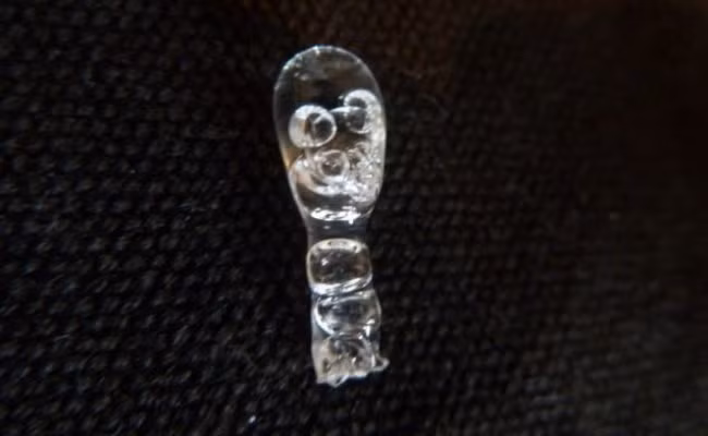 Một cục keo khô giống như đầu của Homer Simpson với giá gần 5,5 tỷ đồng Một người Anh, Christopher Herbert, trong khi vệ sinh căn hộ của mình đã tìm thấy một cục keo khô giống như đầu của Homer Simpson trong bộ phim hoạt hình The Simpsons (Gia đình Simpson). Rất buồn cười, Christopher Herbert mang đấu giá trên eBay và rất ngạc nhiên khi chứng kiến một cuộc chiến để dành bằng đươc cục keo này, sau đó nó đã được trả giá 239.000 đô la (gần 5,5 tỷ đồng).