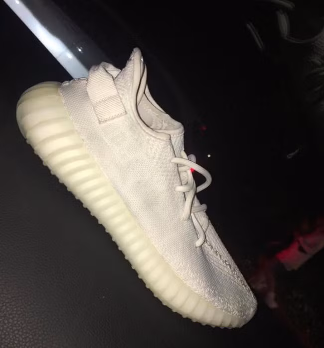 Bị ném giày vào mặt, khán giả bán kiếm được 1,4 tỷ đồng Tại một buổi hòa nhạc ở Frankfurt am Main, bang Hessen, Đức, ca sĩ Justin Bieber đã ném một đôi giày thể thao của mình vào khán giả. Người may mắn bắt được chiếc bên phải và trưng bày chiếc giày này trên eBay và bán được với giá 62.000 đô la (hơn 1,4 tỷ đồng). Còn chiếc giày bên trái không biết thuộc về ai và cũng không có thông tin gì về cuộc đấu giá tương tự như chiếc bên phải.