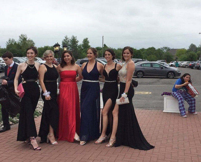 Ối giời ơi, người ta đang ăn mà cũng không tha là sao?