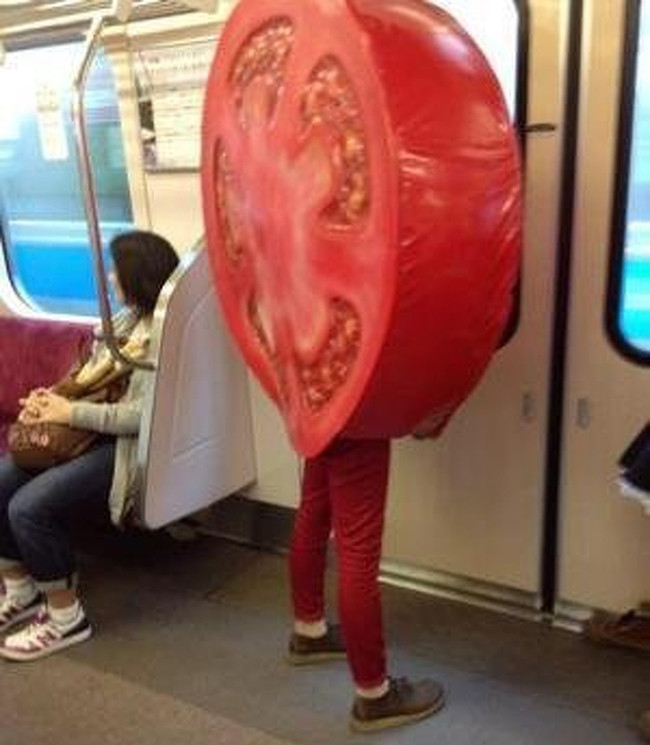 "Cà chua khổng lồ" đi dạo phố.