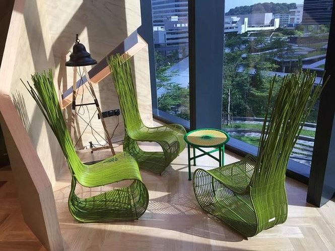 Bàn ghế luôn có thiết kế phá cách gần gũi thiên nhiên.