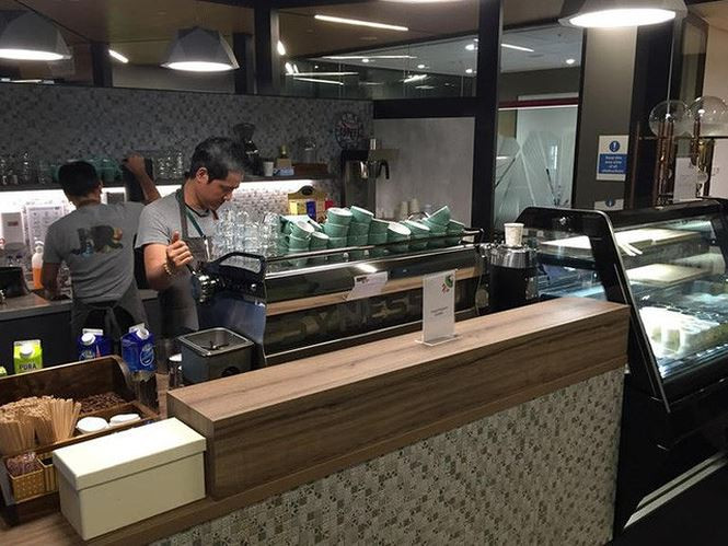 Quán bar miễn phí có các chuyên gia nổi tiếng được mời về phục vụ.