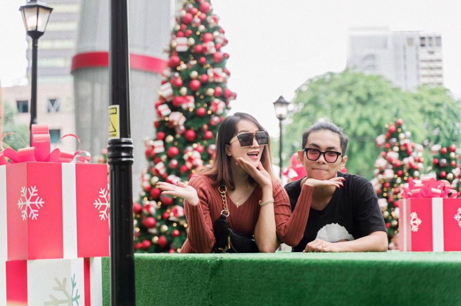 Khanh Thi - Phan Hien tinh tu hon nhau tren pho dong nguoi-Hinh-2